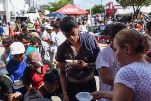 migrant caravan honduras food