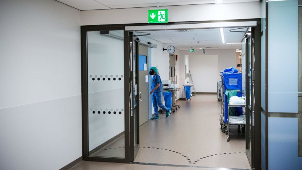 A doctor in a Swedish ICU (photo: Getty)