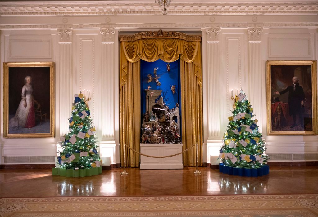 A relatively bare White House East Room (Getty Images) 