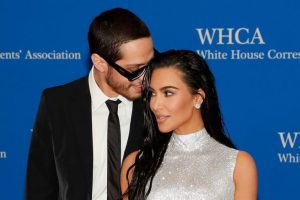 Pete Davidson and Kim Kardashian attend the 2022 White House Correspondents' Association Dinner (Getty Images)