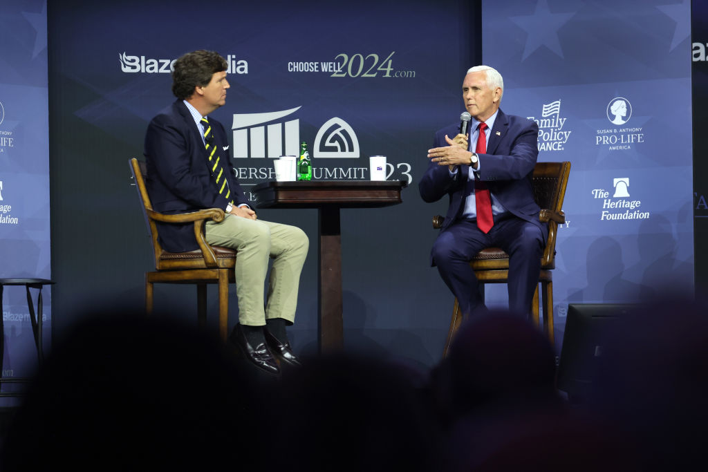 NextImg:Presidential candidates were on the menu at Tucker's Iowa cookout
